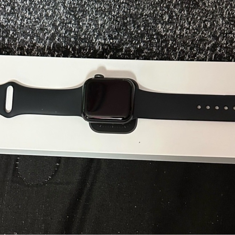 Apple Black Smartwatch with Silicone Sport Band SE 40mm